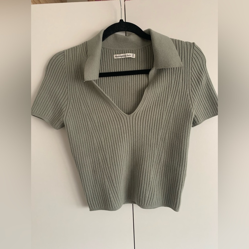RIBBED GREEN SWEATER TOP
